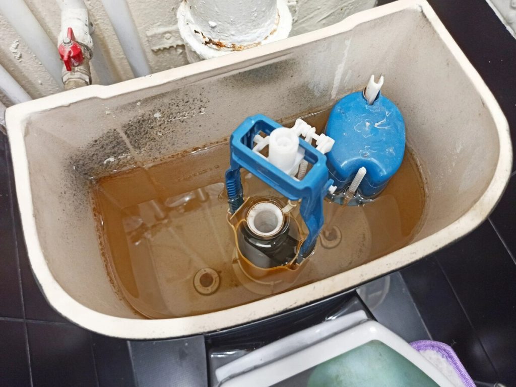 бачок в туалете не держит воду