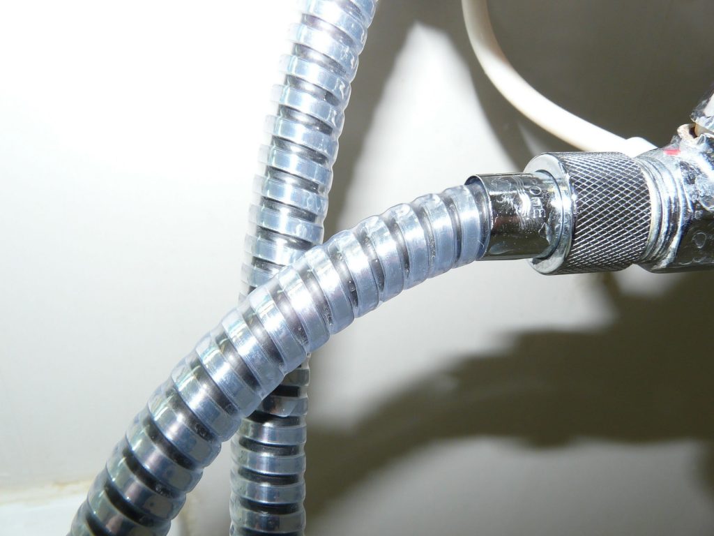 течет душевой шланг