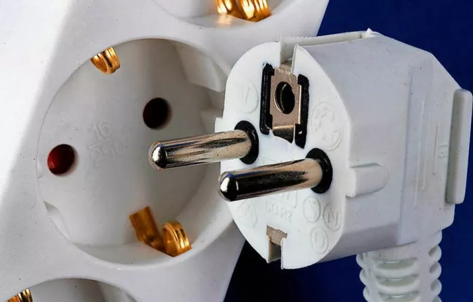 трещит розетка