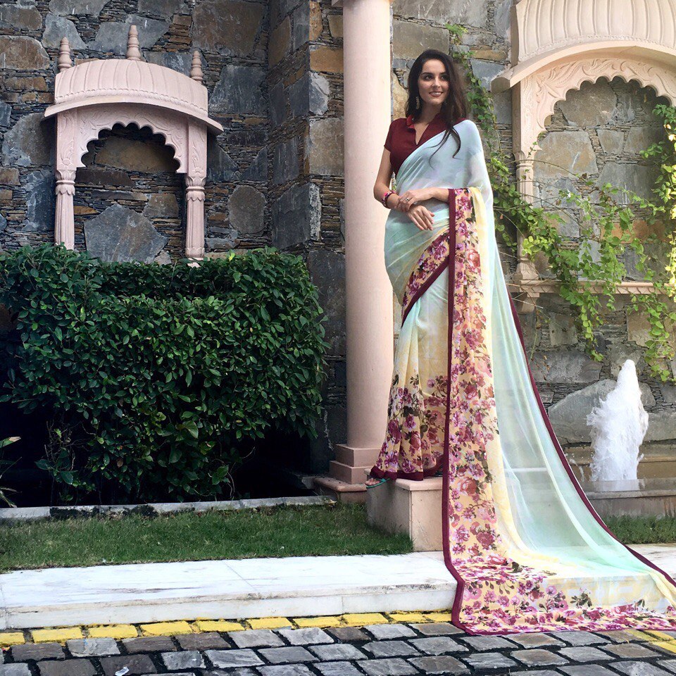 Индийское сари: что это и как носить?